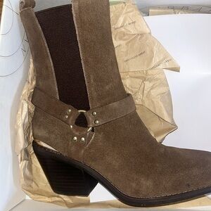 Brown suede boot